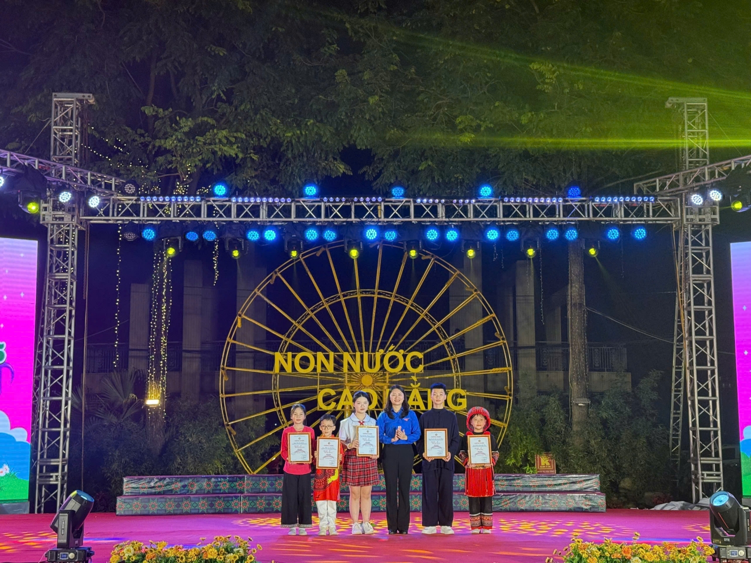 Ban Tổ chức trao giải A cho các tiết mục xuất sắc.