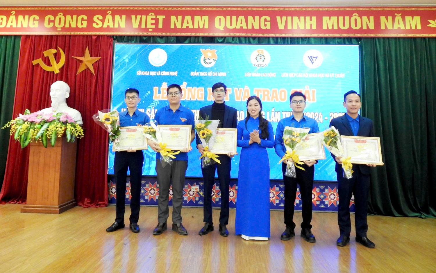 Đồng chí Nông Thị Nhung - Phó Bí thư Tỉnh Đoàn tặng Bằng khen cho các tác giả, nhóm tác giả