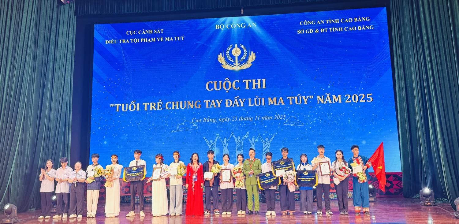 BTC trao giải Nhì cho đội thi Trường Phổ thông Dân tộc nội trú tỉnh Cao Bằng.