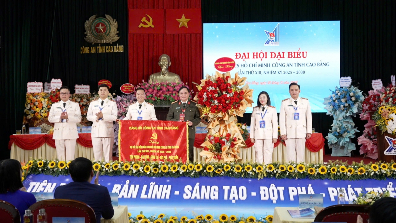 ng chí Đại tá Lương Văn Thiểm, Phó Bí thư Đảng uỷ, Phó Giám đốc Công an tỉnh tặng cờ lưu niệm cho Đại hội.