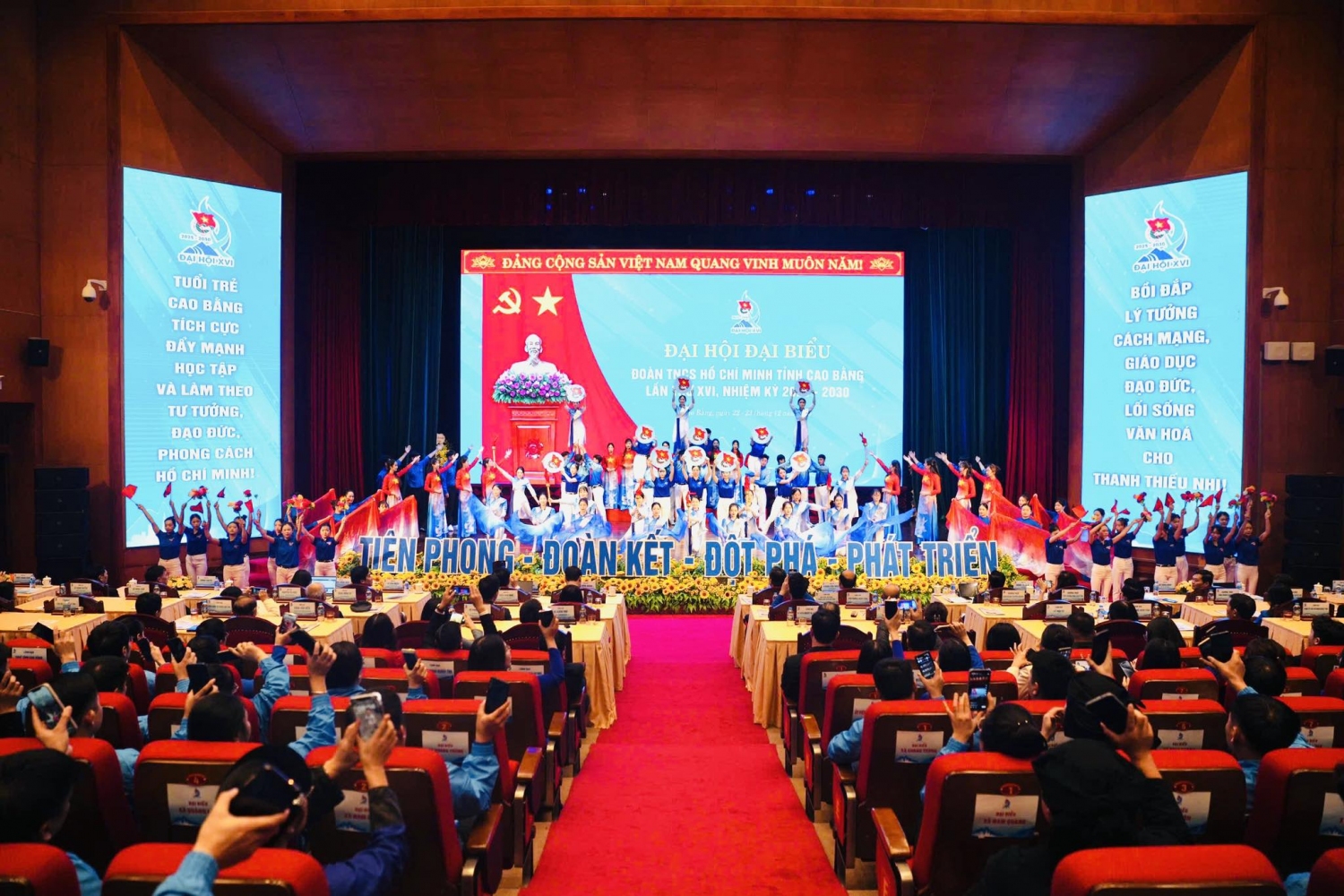 Rực rỡ chương trình văn nghệ chào mừng Đại hội đại biểu Đoàn TNCS Hồ Chí Minh tỉnh Cao Bằng lần thứ XVI