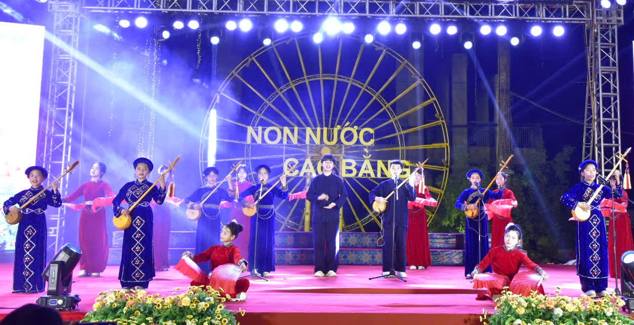 CLB tham gia biểu diễn hát then đàn tính tại Chương trình.