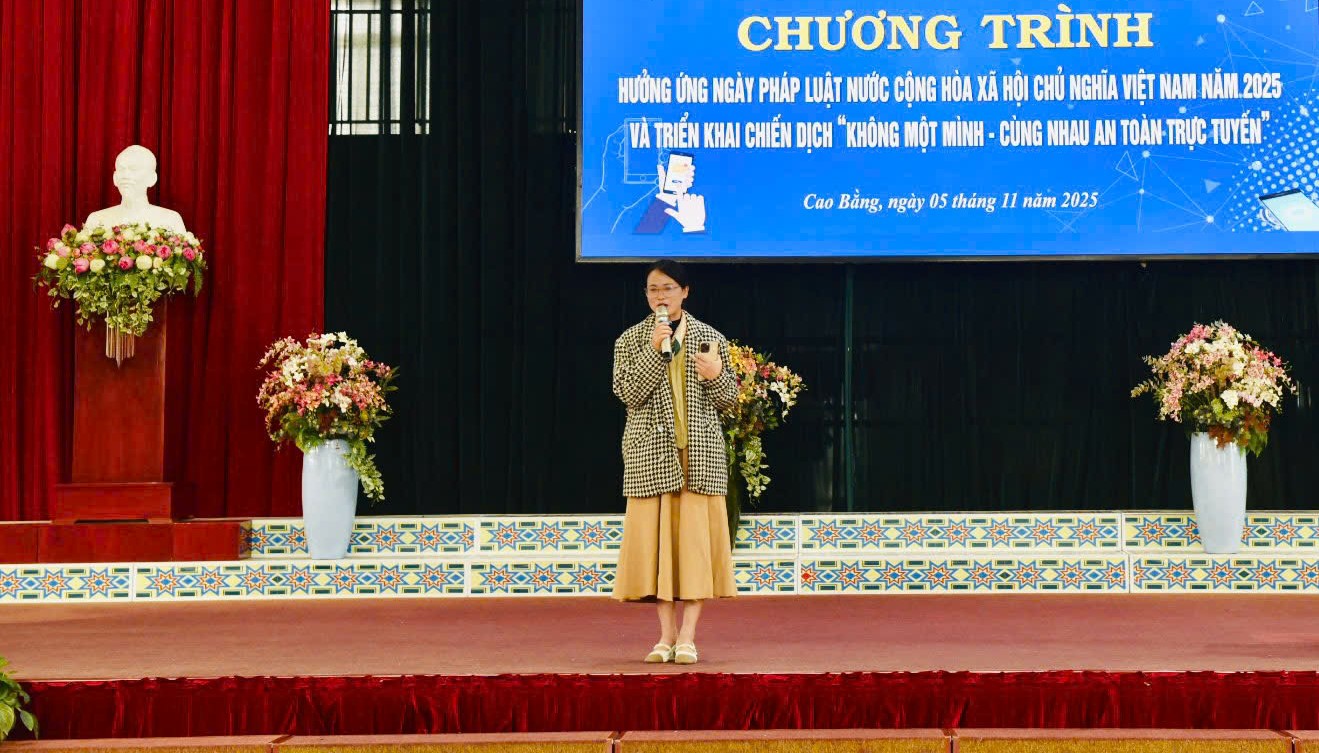 Tiktoker Bùi Hoài chia sẻ kỹ năng sử dụng mạng xã hội an toàn, lành mạnh cho đoàn viên, thanh thiếu niên.