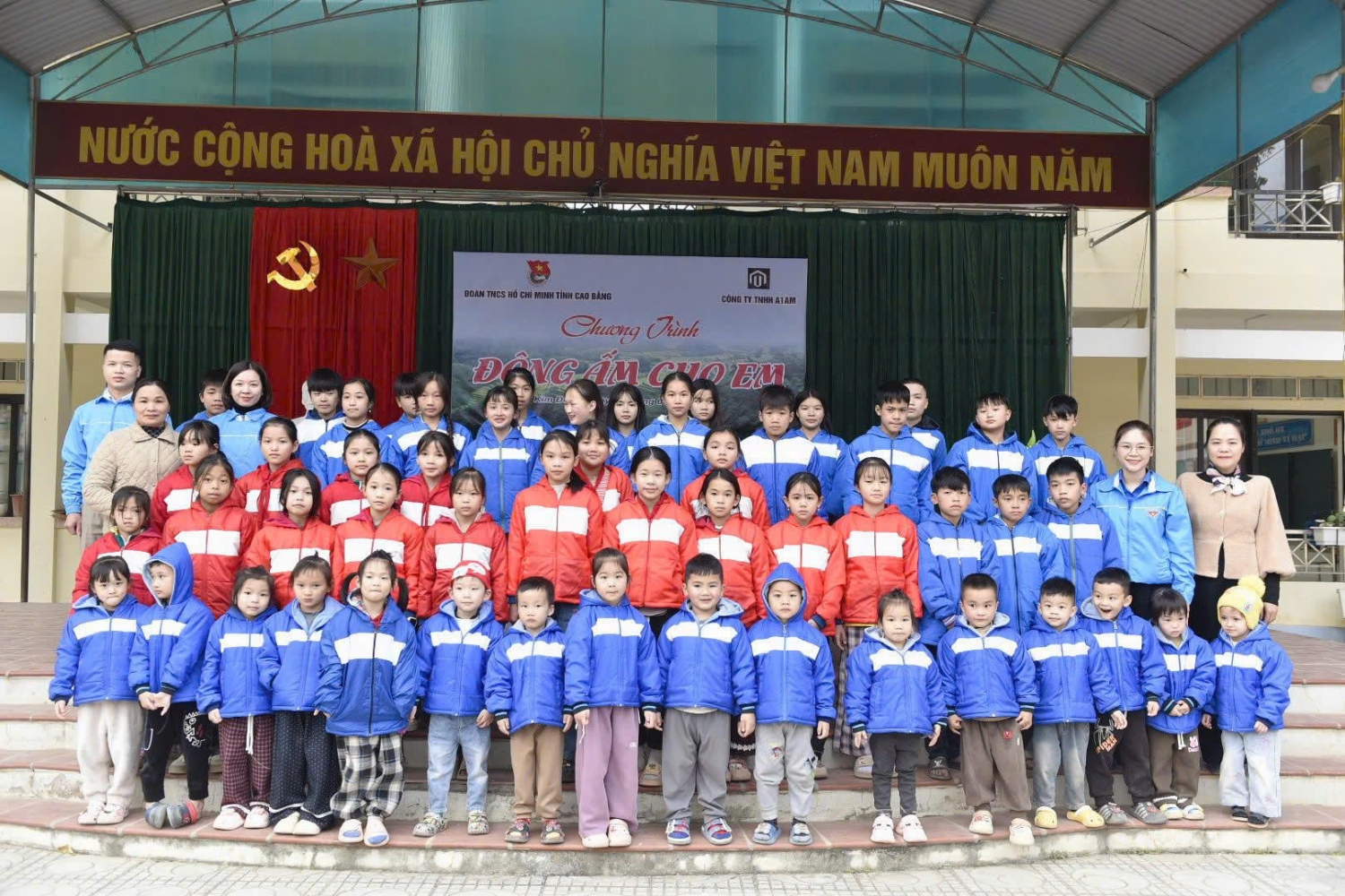 an Thường vụ Tỉnh Đoàn Cao Bằng phối hợp với Công ty TNHH A1AM tổ chức Chương trình “Đông ấm cho em”