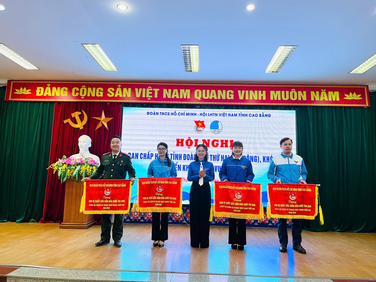 Trao tặng cờ xuất sắc dẫn đầu khối thi đua cho 04 đơn vị