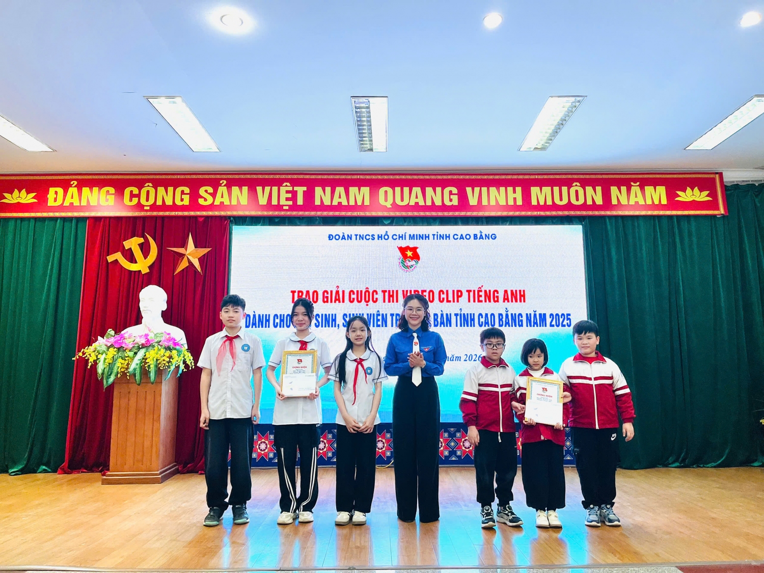 Nhóm tác giả đạt Giải Nhất Cuộc thi video clip tiếng Anh dành cho học sinh, sinh viên trên địa bàn tỉnh Cao Bằng.