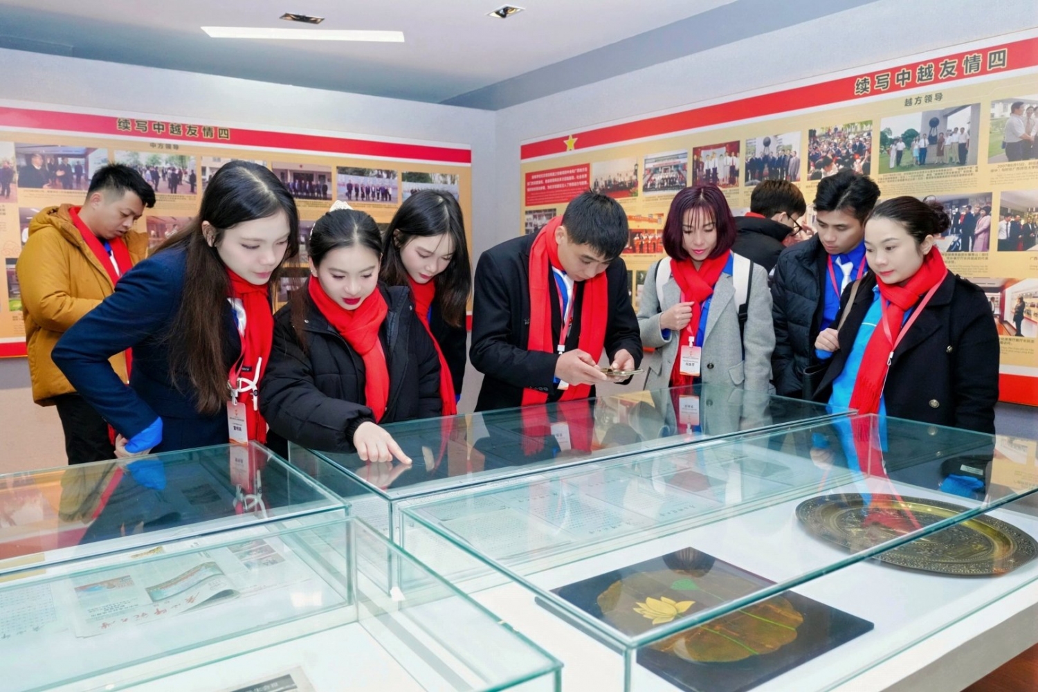 Tham quan Nhà Kỷ niệm các Trường học Việt Nam tại Đại học Sư phạm Quảng Tây (2)