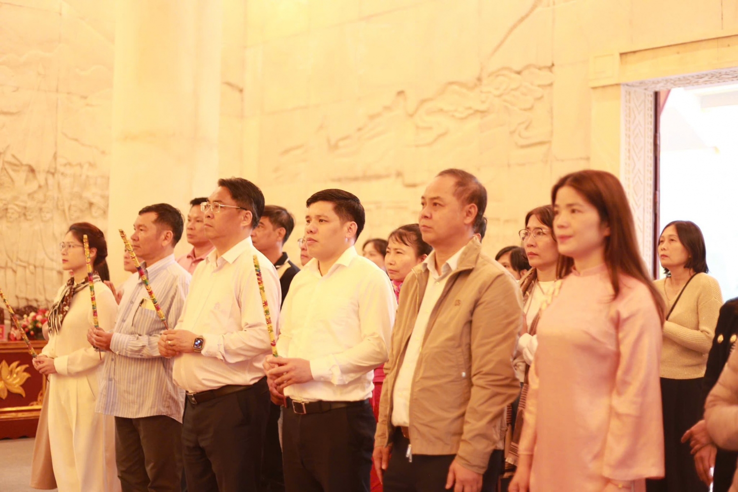 Đồng chí Phan Thăng An - Ủy viên Trung ương Đảng, Bí thư Tỉnh ủy Cao Bằng dâng hương tại Đền thờ Chủ tịch Hồ Chí Minh.