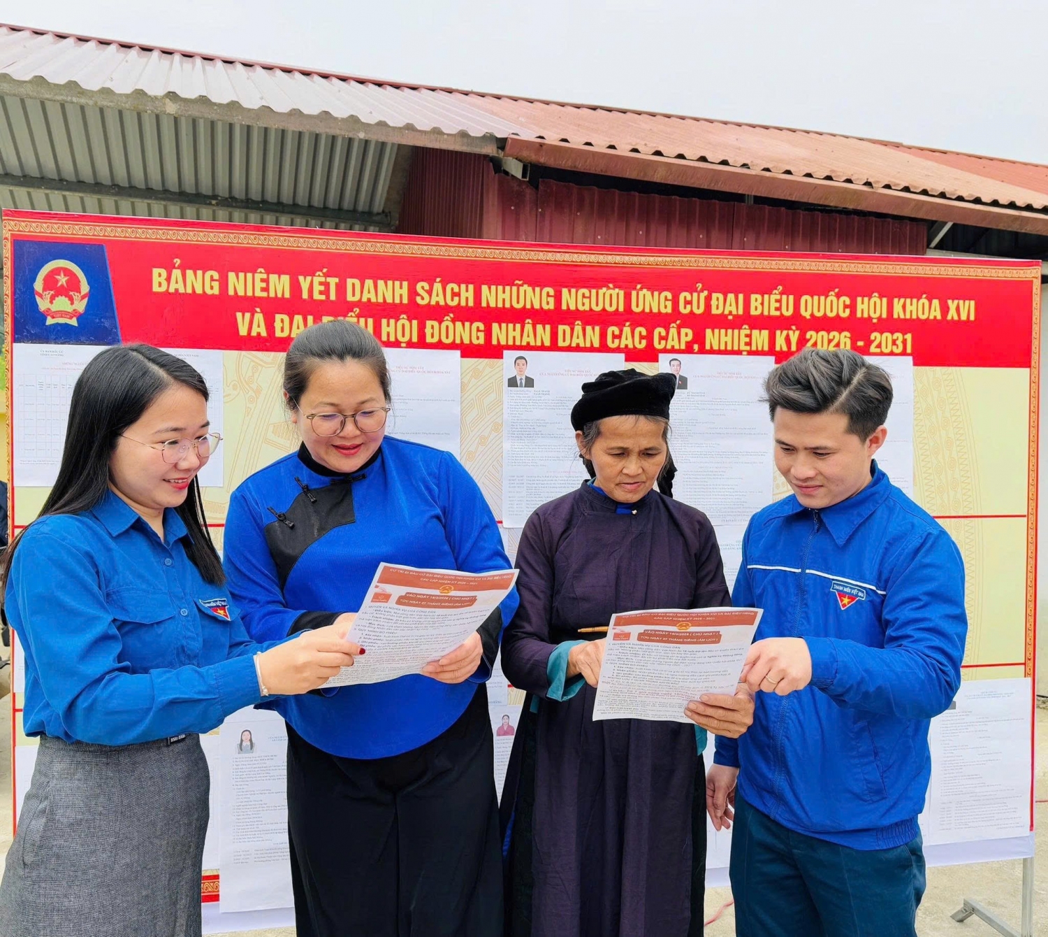 ĐVTN tích cực tuyên truyền bầu cử đại biểu Quốc hội khóa XVI và đại biểu HĐND các cấp đến bà con Nhân dân.