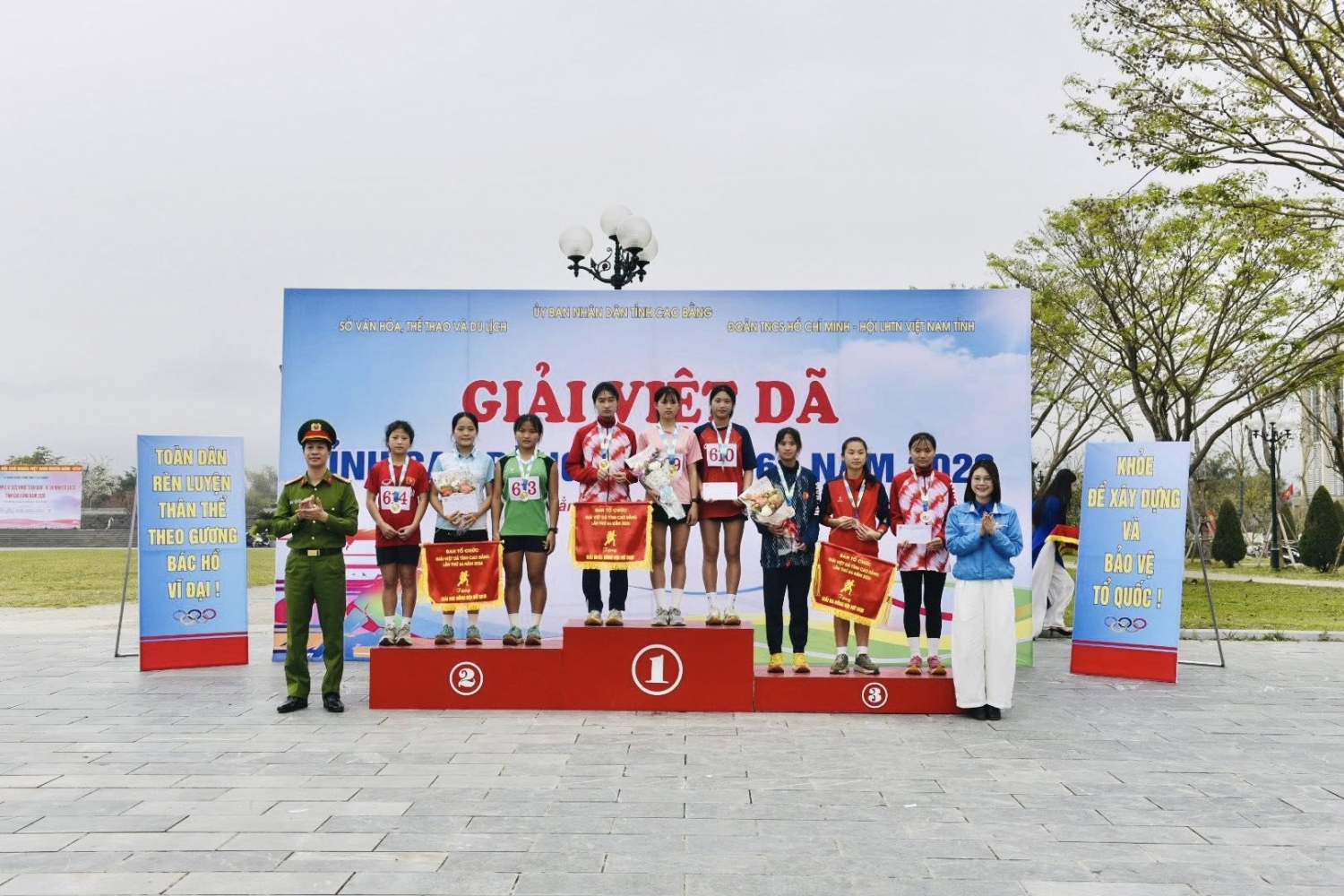 Ban tổ chức trao giải cho đồng đội nữ có thành tích xuất sắc trong Giải chạy Việt dã.
