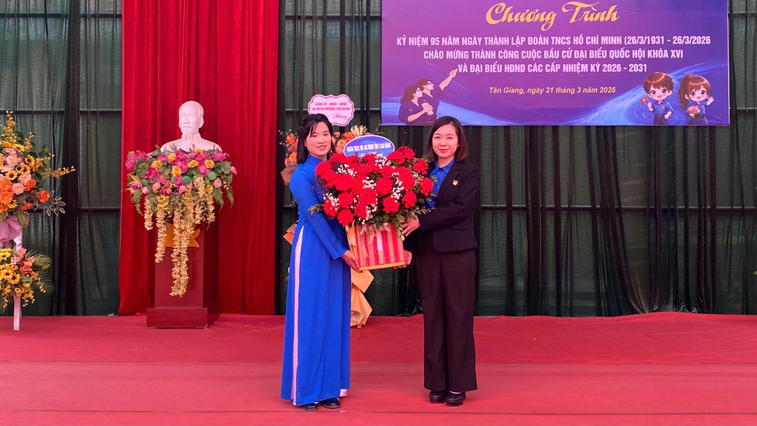 Đồng chí Nông Thị Hương Giang - Ủy viên Ban Thường vụ Tỉnh Đoàn, Phó Trưởng Ban Công tác Thanh thiếu nhi, cơ quan Ủy ban Mặt trận Tổ quốc Việt Nam tỉnh Cao Bằng tặng hoa chúc mừng.