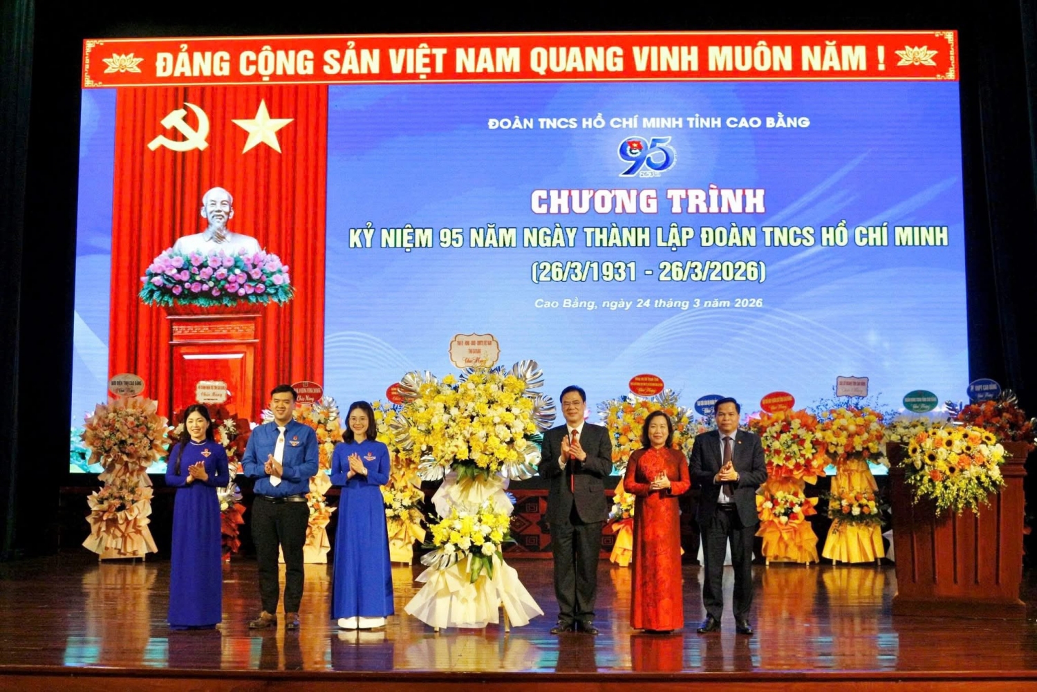 Lãnh đạo tỉnh tặng hoa chúc mừng.