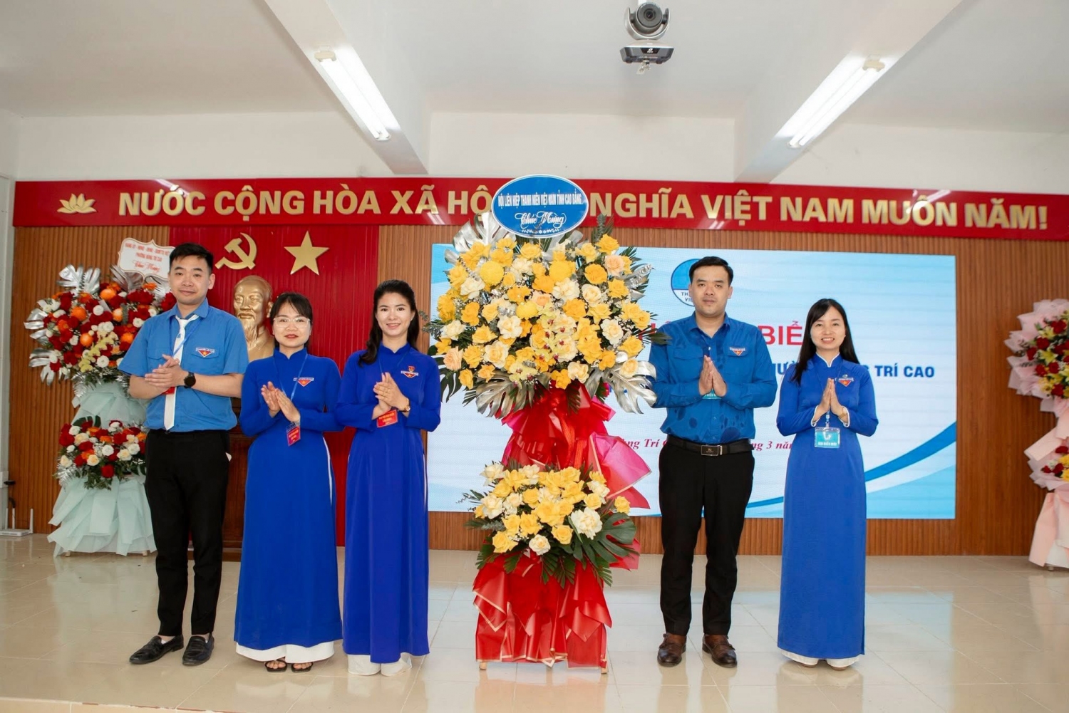 Đồng chí Hà Ngọc Huy – Phó Bí thư Thường trực Tỉnh Đoàn, Phó Chủ tịch Thường trực Hội LHTN Việt Nam tỉnh Cao Bằng tặng hoa chúc mừng Đại hội Hội LHTN Việt Nam phường Nùng Trí Cao.