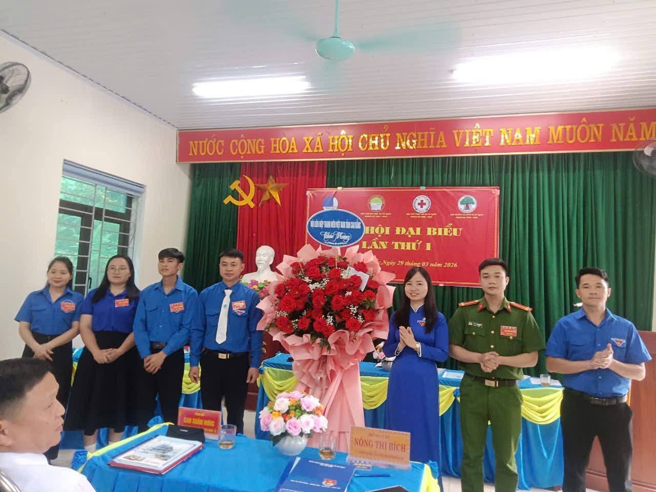 Đồng chí Nông Thị Bích – Ủy viên Ban Thường vụ Tỉnh Đoàn, Phó chủ tịch Hội LHTN Việt Nam tỉnh Cao Bằng tặng hoa chúc mừng Đại hội Hội LHTN Việt Nam xã Lý Quốc.