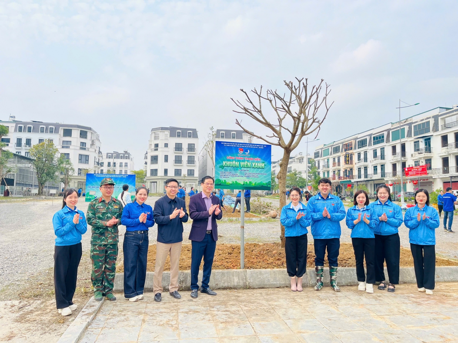 Các đồng chí lãnh đạo khánh thành Công trình thanh niên cấp tỉnh “Khuôn viên xanh” tại khu trung tâm hành chính tỉnh.