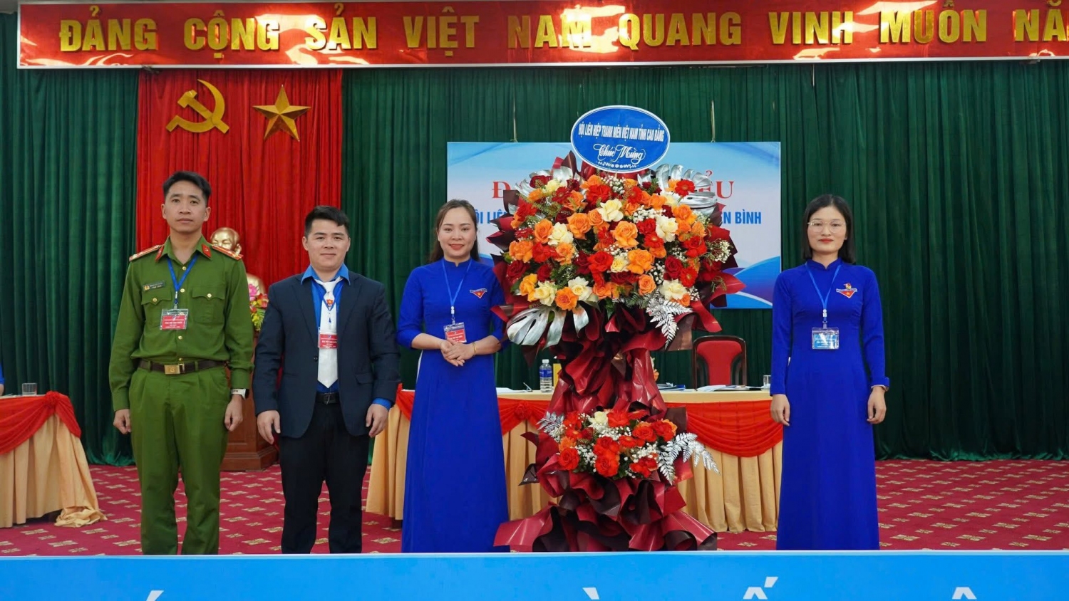 Đồng chí Nông Thị Diệp – Ủy viên Ban Thường vụ Tỉnh đoàn, Phó Trưởng Ban Công tác Thanh thiếu nhi, cơ quan Ủy ban MTTQ Việt Nam tỉnh Cao Bằng tặng hoa chúc mừng Đại hội.