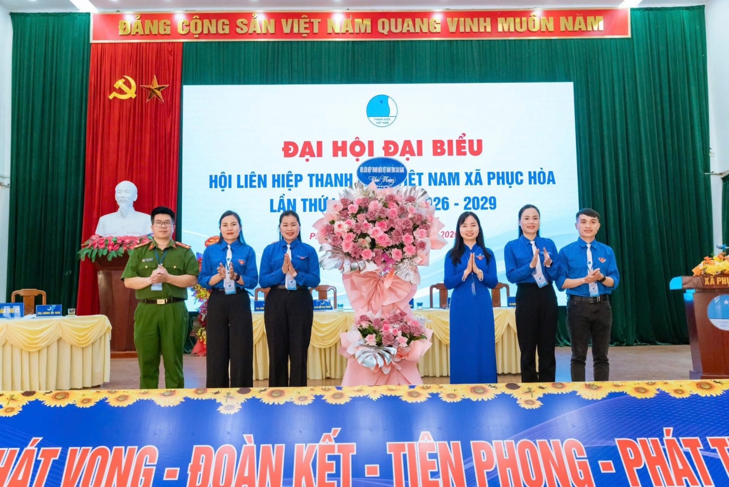 Đồng chí Nông Thị Bích – Ủy viên Ban Thường vụ Tỉnh đoàn, Phó Chủ tịch Hội LHTN Việt Nam tỉnh Cao Bằng tặng hoa chúc mừng Đại hội.