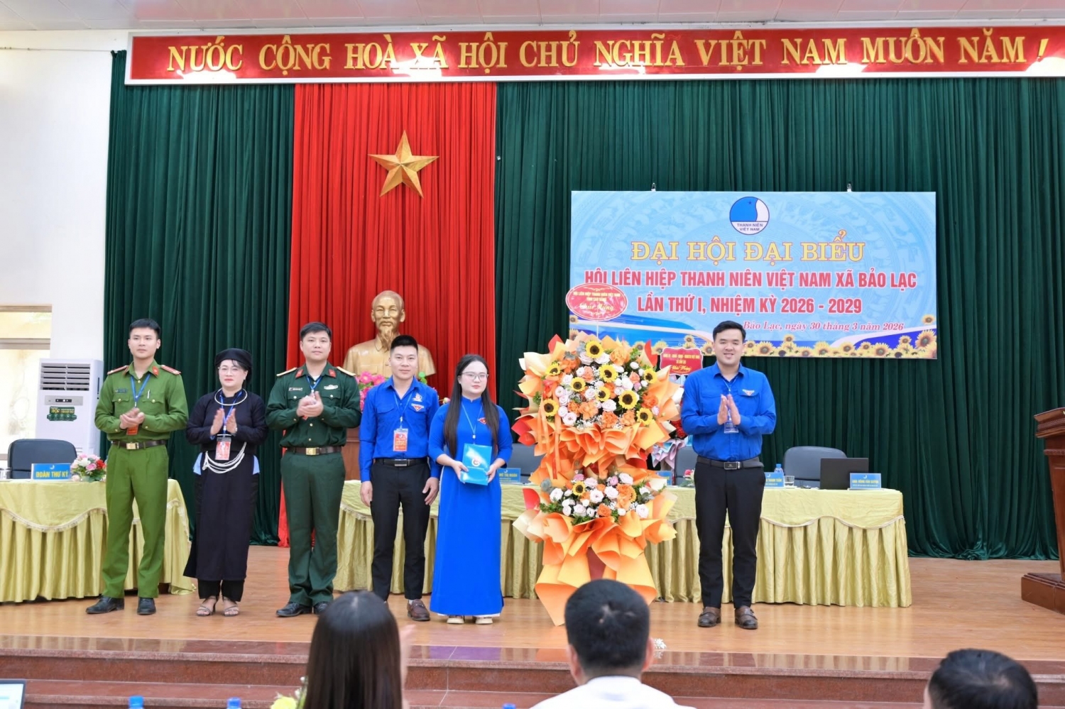 Đồng chí Hà Ngọc Huy – Phó Bí thư Thường trực Tỉnh đoàn, Phó Chủ tịch Hội LHTN Việt Nam tỉnh Cao Bằng tặng hoa chúc mừng đại hội.