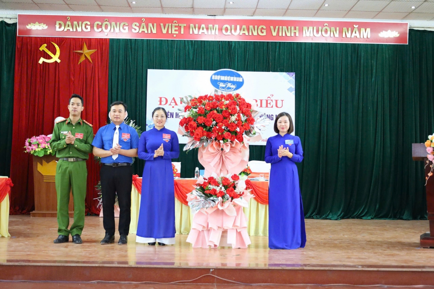 Đồng chí Nông Thị Hương Giang, Ủy viên Ban Thường vụ Tỉnh đoàn, Ủy viên Ban Thư ký Hội Liên hiệp Thanh niên Việt Nam tỉnh tặng hoa chúc mừng Đại hội.