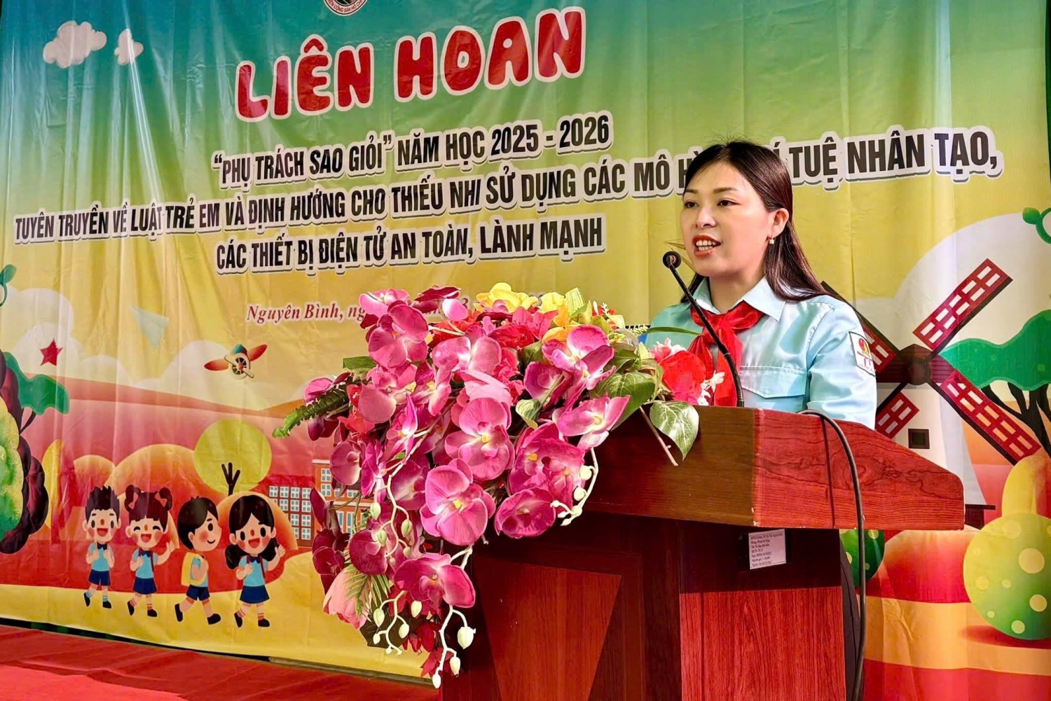 Đồng chí Nông Thị Nhung - Phó Bí thư Tỉnh Đoàn, Chủ tịch Hội đồng Đội tỉnh phát biểu.