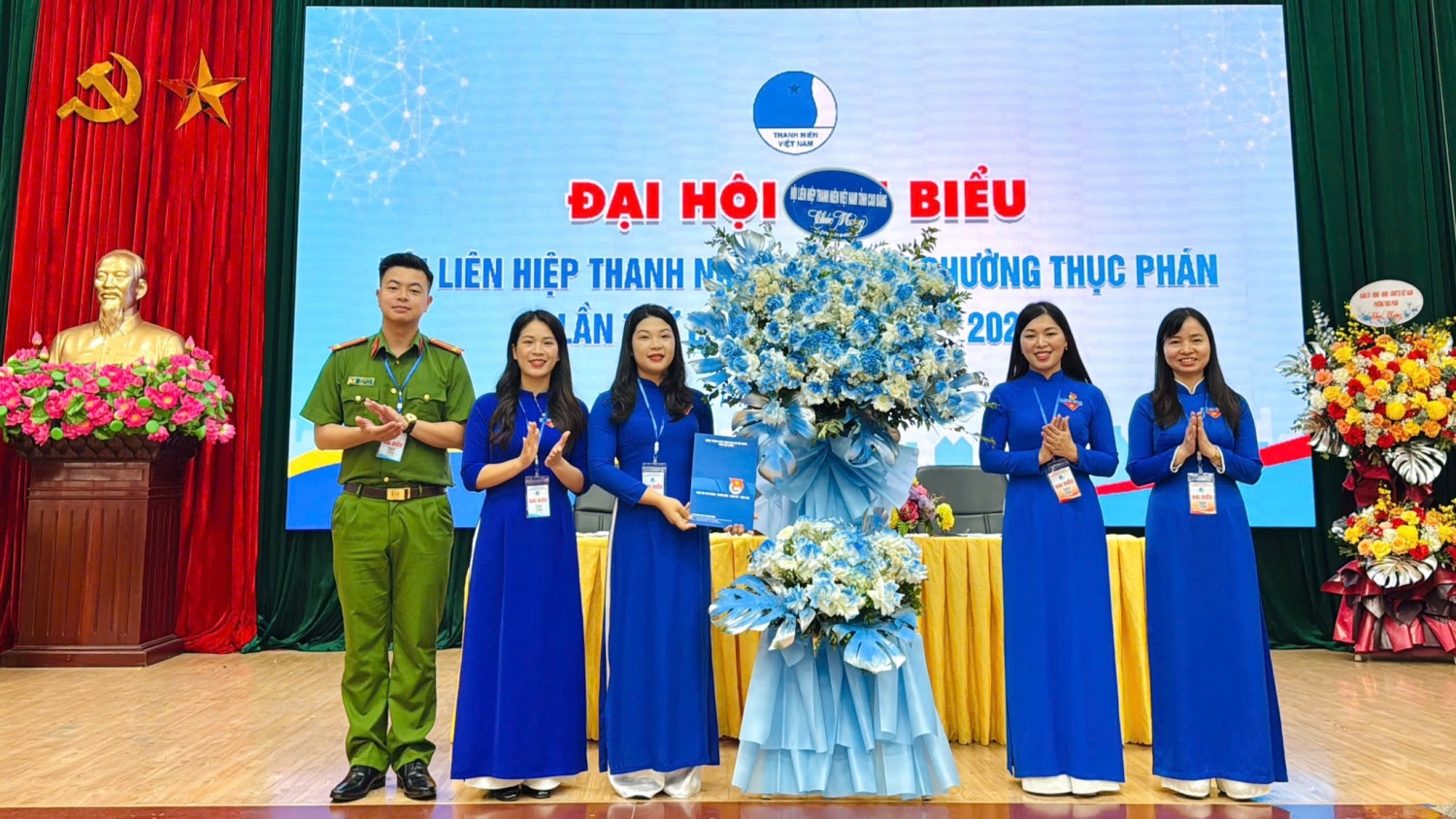 Lãnh đạo tỉnh tặng hoa chúc mừng đại hội.