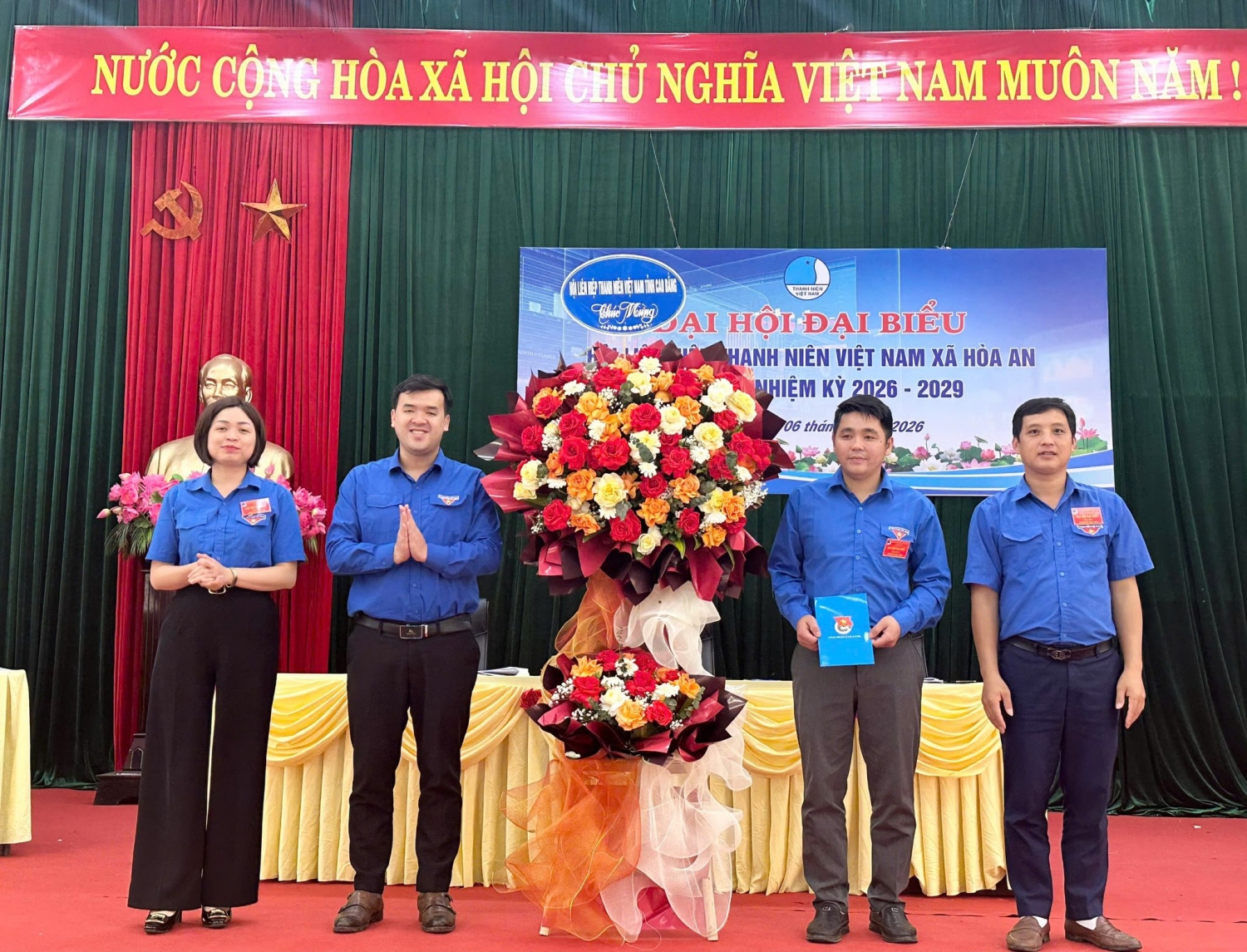 Lãnh đạo tỉnh tặng hoa chúc mừng đại hội.