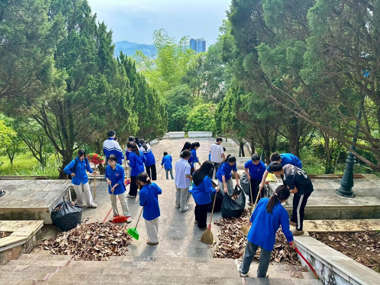 Đoàn phường Nùng Trí Cao ra quân tổng vệ sinh.