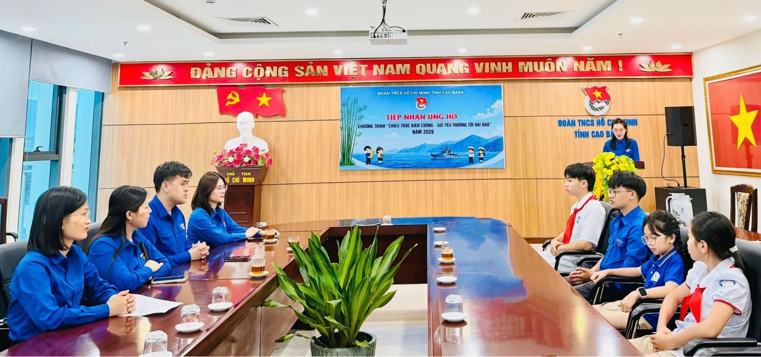 Ban Thường vụ Tỉnh Đoàn tiếp nhận kinh phí ủng hộ Chương trình “Chiếu trúc biên cương - Gửi yêu thương tới Hải đảo”.