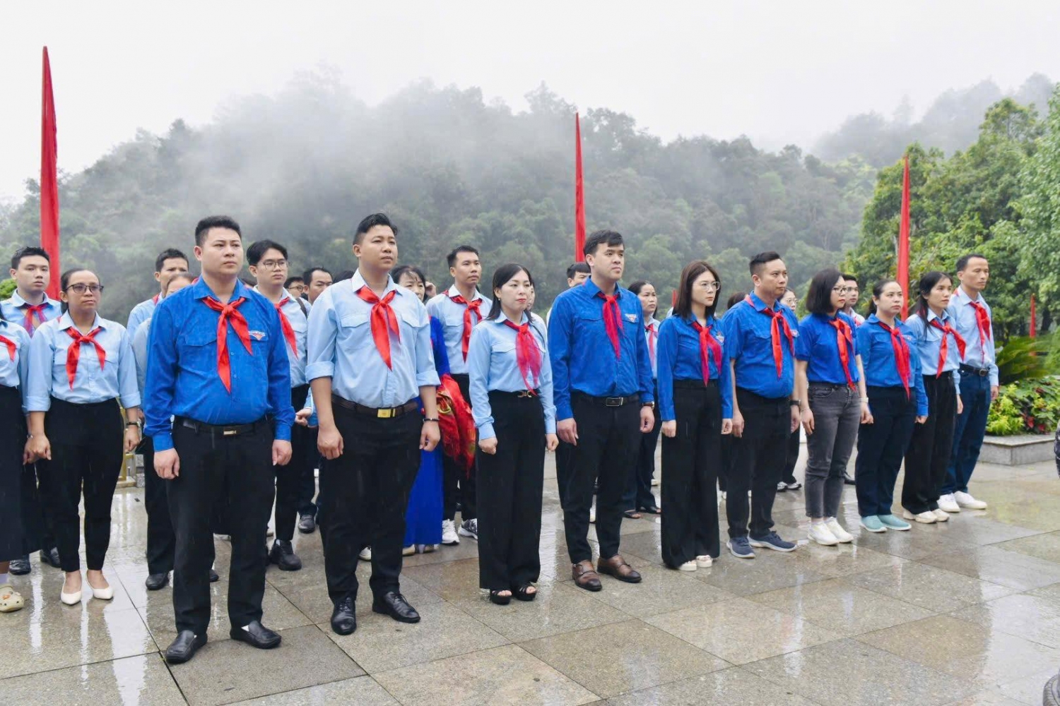 Đoàn đại biểu tham dự chương trình Hành trình về nguồn kỷ niệm 85 năm Ngày thành lập Đội TNTP Hồ Chí Minh dâng hương tại Đền thờ Chủ tịch Hồ Chí Minh.