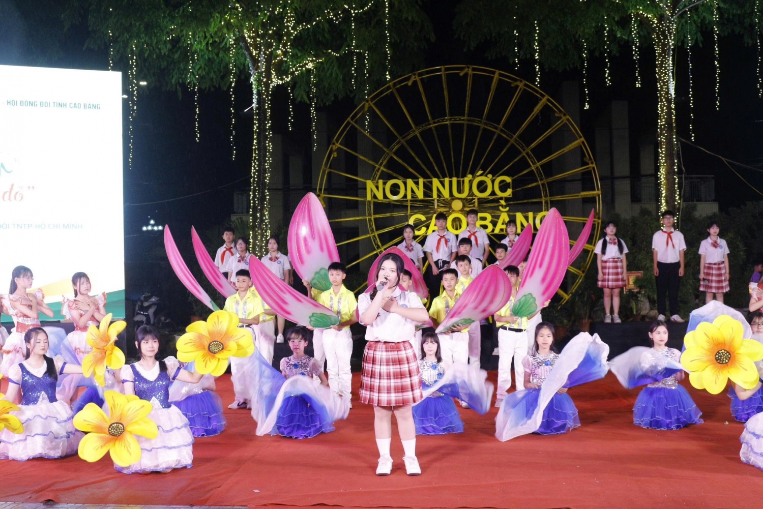 Chương trình giao lưu âm nhạc “Ký ức khăn quàng đỏ” do Hội đồng Đội Trung ương phối hợp với Tỉnh đoàn, Hội đồng Đội tỉnh Cao Bằng tổ chức tại phố đi bộ Kim Đồng.