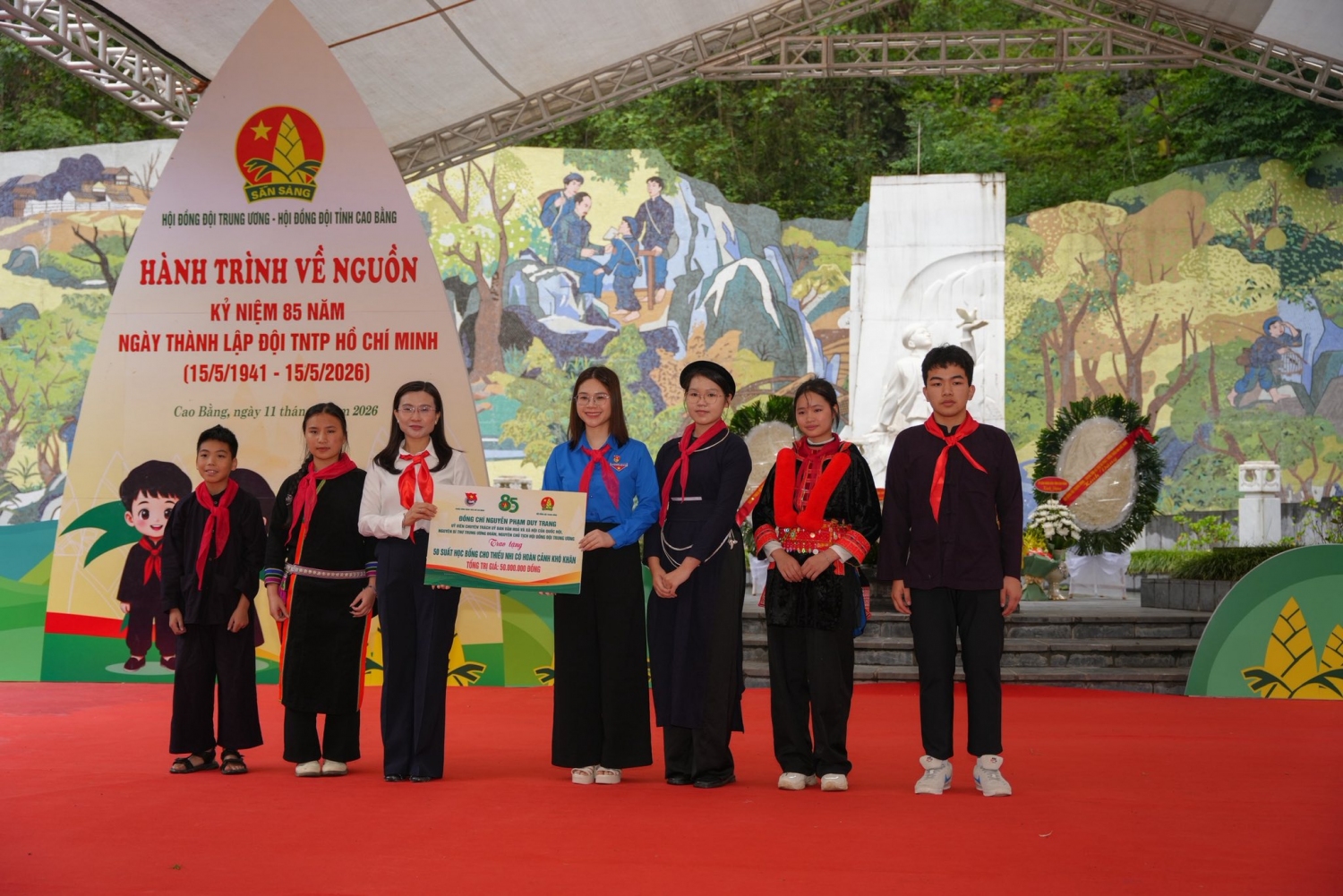 Đồng chí Nguyễn Phạm Duy Trang - Uỷ viên chuyên trách Uỷ ban Văn hoá và Xã hội của Quốc hội, nguyên Bí thư Trung ương Đoàn, nguyên Chủ tịch Hội đồng Đội Trung ương trao tặng 50 suất học bổng cho học sinh có hoàn cảnh khó khăn.