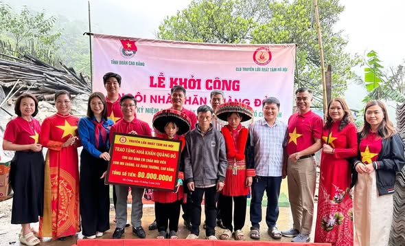 Nhóm Truyền lửa Nhất Tâm Hà Nội trao biển tượng trưng hỗ trợ kinh phí xây dựng công trình “Ngôi nhà Khăn quàng đỏ” trị giá 80 triệu đồng dành tặng gia đình em Chảo Mùi Viên.