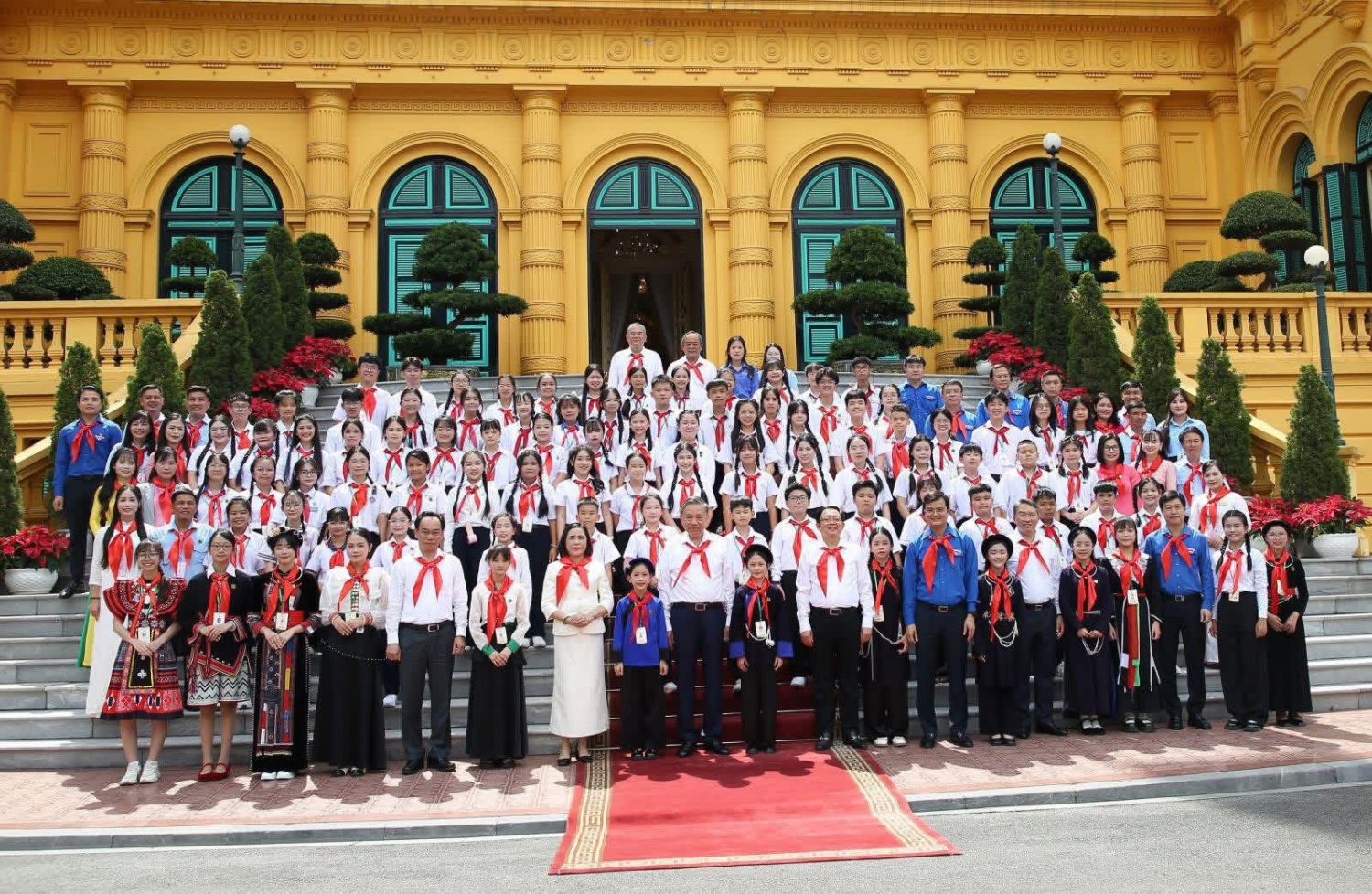 Tổng Bí thư, Chủ tịch nước Tô Lâm đã gặp mặt 85 đội viên và 15 giáo viên làm Tổng phụ trách Đội tiêu biểu trên toàn quốc tại Phủ Chủ tịch.·.