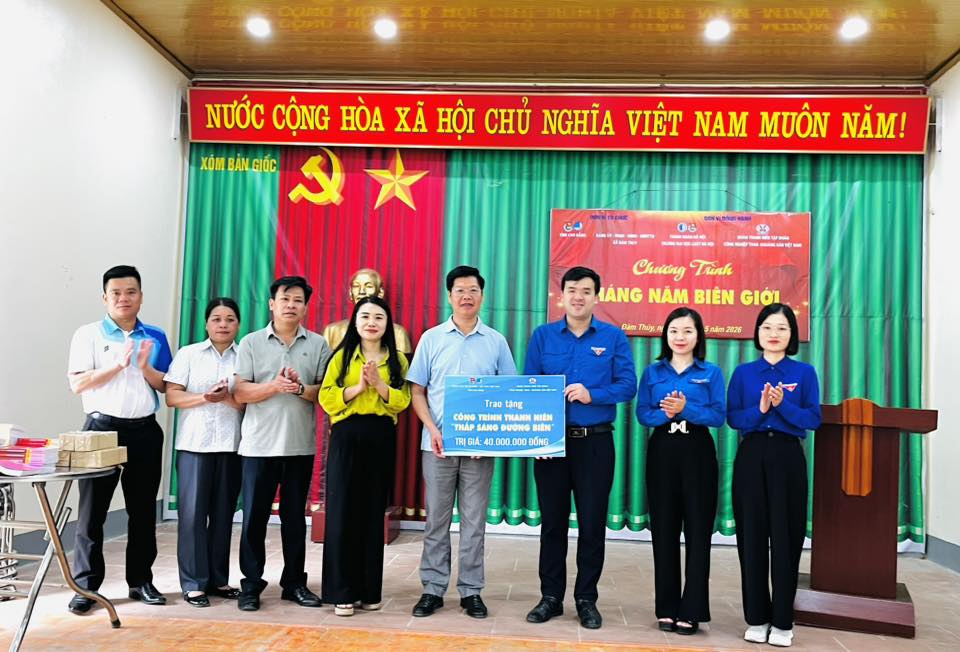 Tỉnh đoàn Cao Bằng và Tập đoàn Than khoáng sản Việt Nam đã trao tặng 40 triệu đồng.