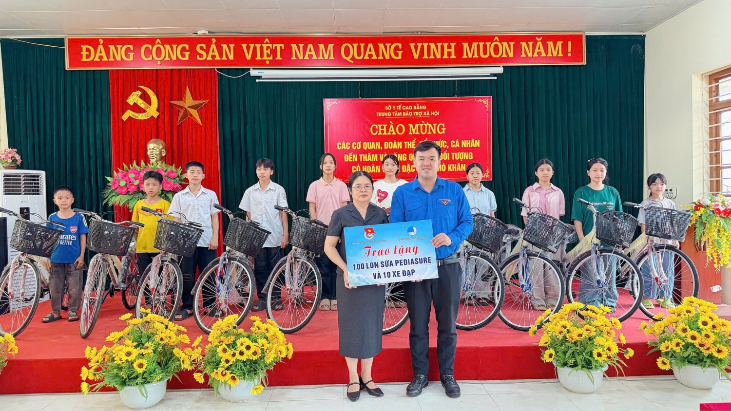 Đồng chí Hà Ngọc Huy - Phó Bí thư thường trực Tỉnh Đoàn, Phó Chủ tịch Hội LHTN Việt Nam tỉnh trao tặng 100 lon sữa bột và 10 xe đạp tại Trung tâm Bảo trợ xã hội tỉnh.