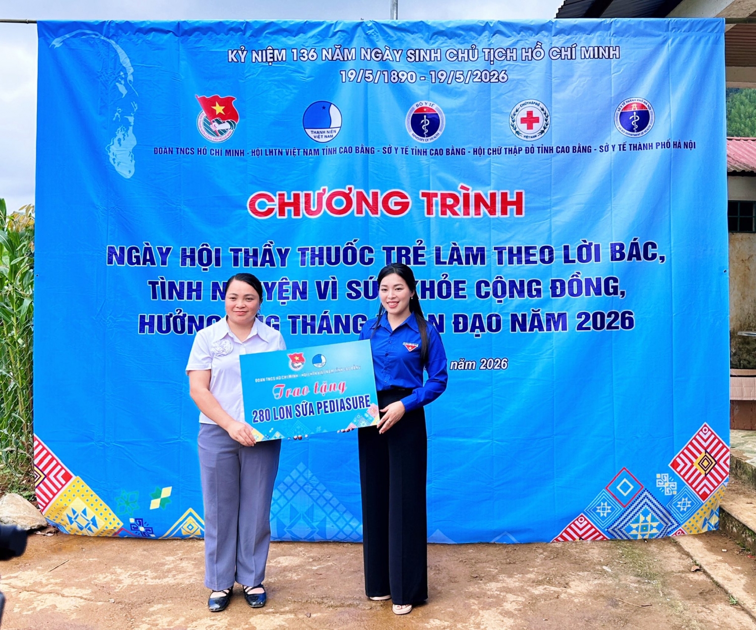 Đồng chí Nông Thị Nhung - Phó Bí thư Đoàn TNCS Hồ Chí Minh tỉnh Cao Bằng trao tặng 280 lon sữa bột (trị giá 240.000.000 đồng) cho Trường Mầm non Xuân Trường.
