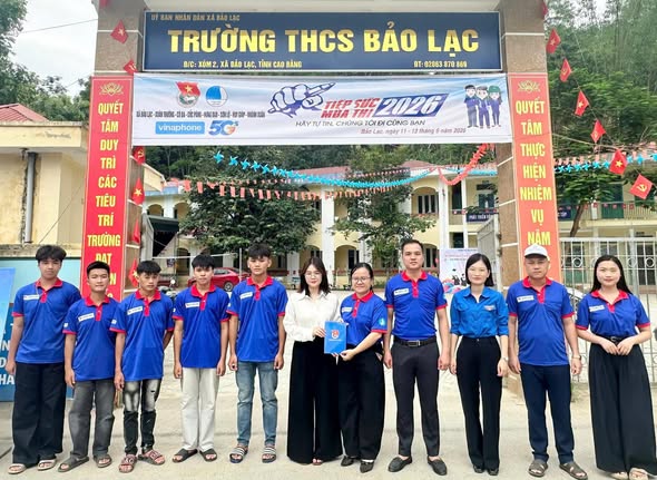 Đồng chí Nguyễn Thị Hương Nhung, Ủy viên Ban Chấp hành Trung ương Đoàn, Phó Chủ tịch Ủy ban Mặt trận Tổ quốc Việt Nam tỉnh, Bí thư Tỉnh Đoàn, Chủ tịch Hội Liên hiệp Thanh niên Việt Nam tỉnh đã đến thăm, động viên các đội hình “Tiếp sức mùa thi”.