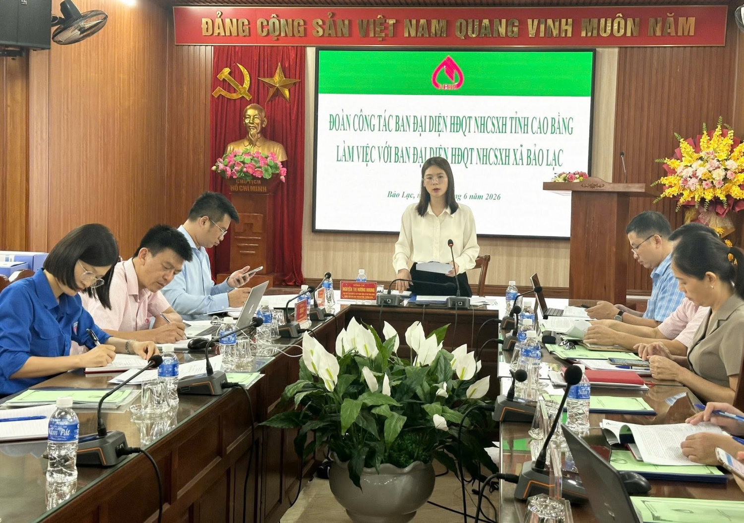 Ban Đại diện Hội đồng quản trị Ngân hàng Chính sách xã hội tỉnh kiểm tra, giám sát hoạt động tín dụng tại xã Bảo Lạc.