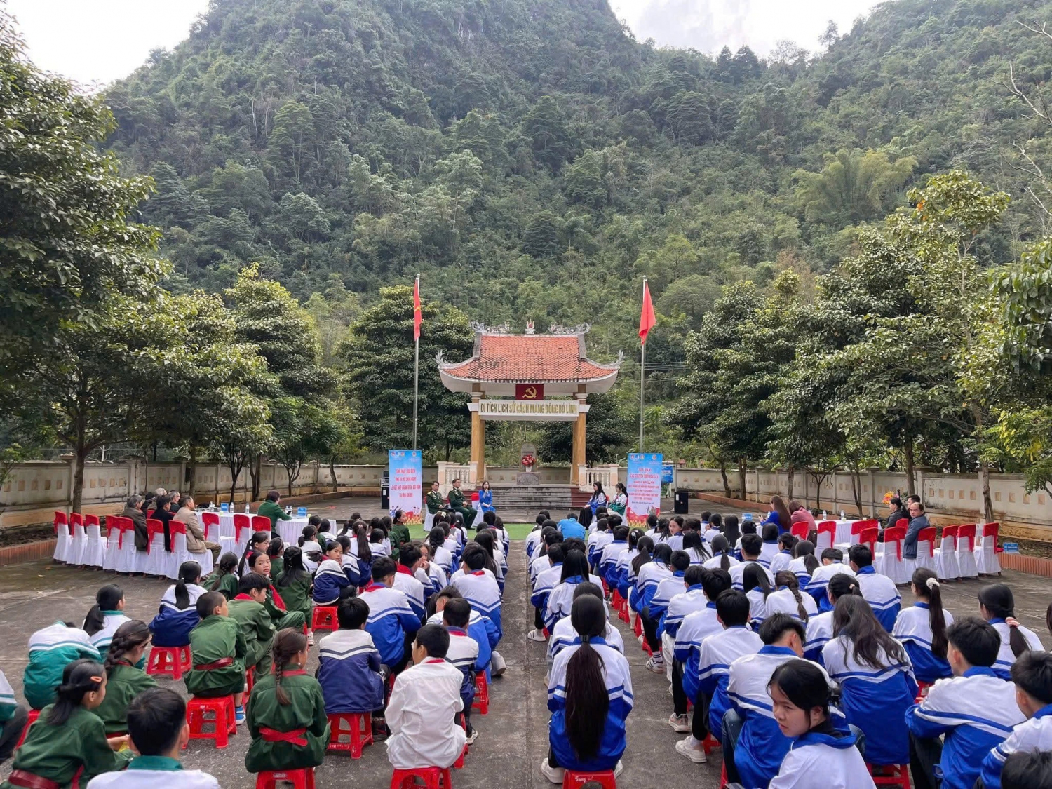 Sinh hoạt chủ điểm “Ông bà kể cháu nghe”- Tri ân và tiếp lửa truyền thống cách mạng