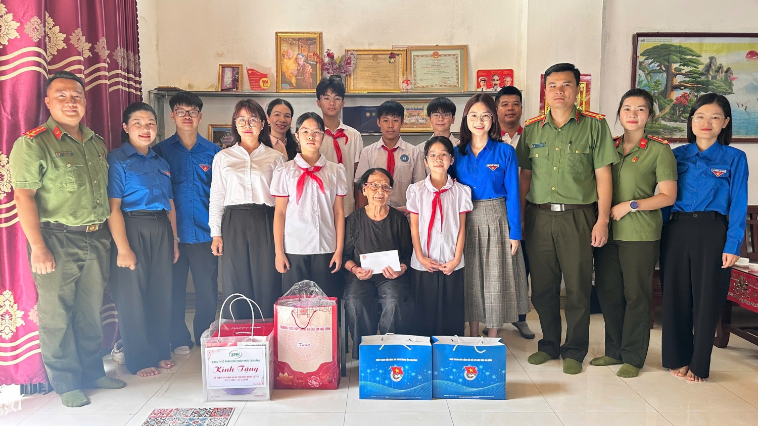 Đoàn công tác đên thăm, tặng quà Mẹ Việt Nam anh hùng Lâm Thị Mèn.