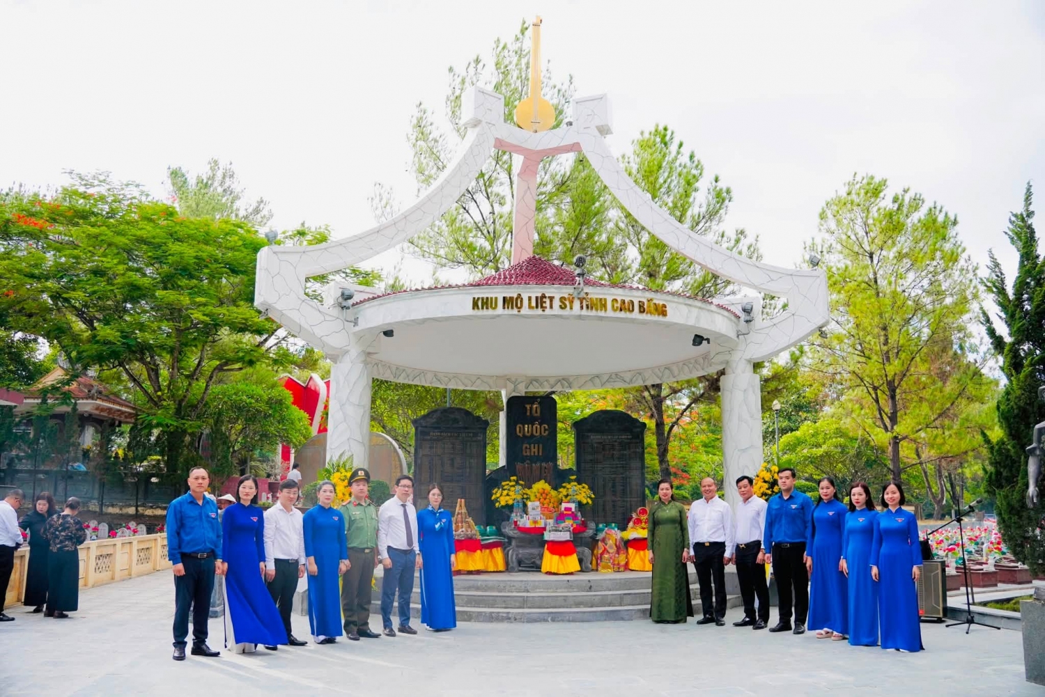 Đoàn đại biểu dâng hương tại Khu mộ liệt sĩ tỉnh Cao Bằng tại nghĩa trang liệt sĩ Trường Sơn.