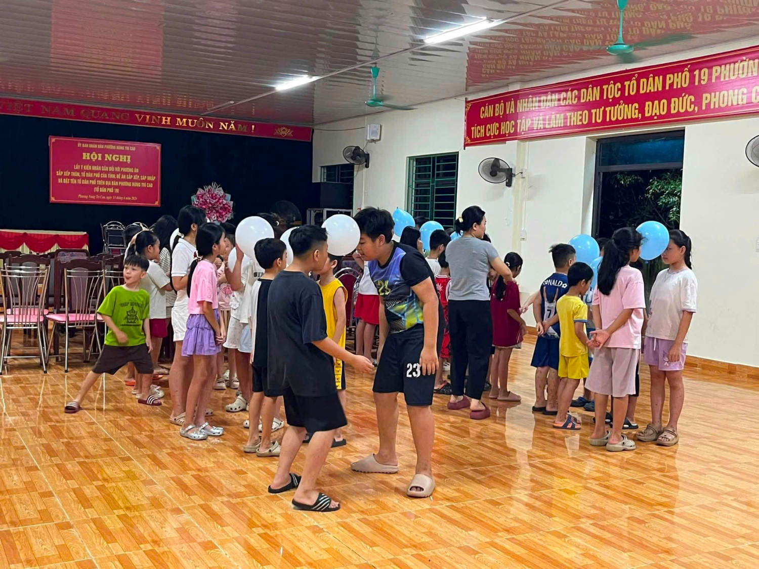 Các hoạt động được thiết kế theo hướng để thiếu nhi cùng tham gia, tương tác và thực hành thay vì chỉ nghe, xem.