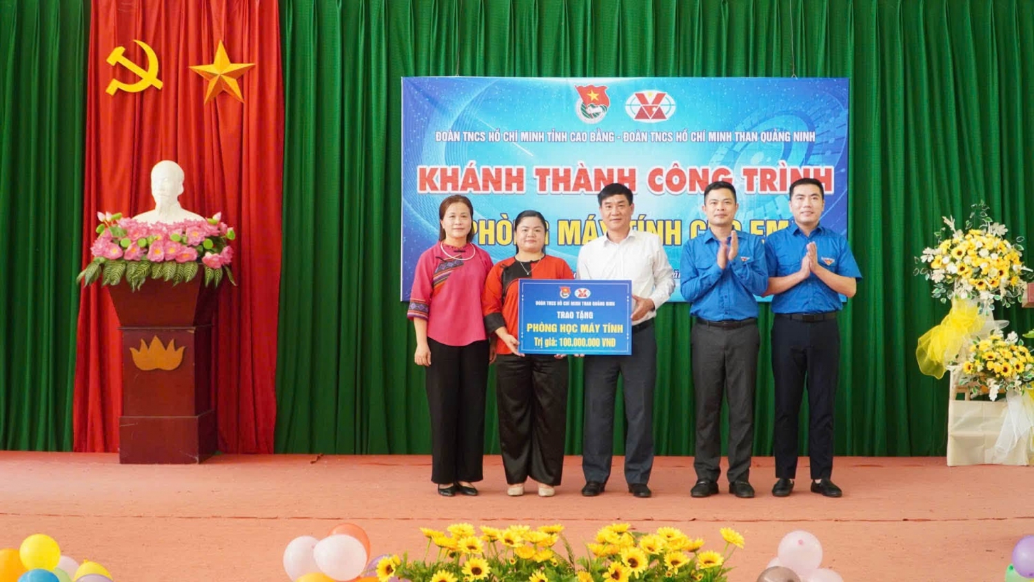 Đoàn TNCS Hồ Chí Minh Than Quảng Ninh trao tặng công trình “Phòng máy tính cho em” với tổng trị giá 100 triệu đồng.