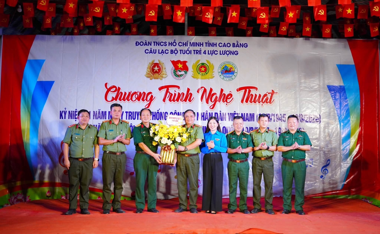 Ban Chủ nhiệm CLB Tuổi trẻ 4 lực lượng tặng hoa chúc mừng Ngày truyền thống lực lượng Công an nhân dân.