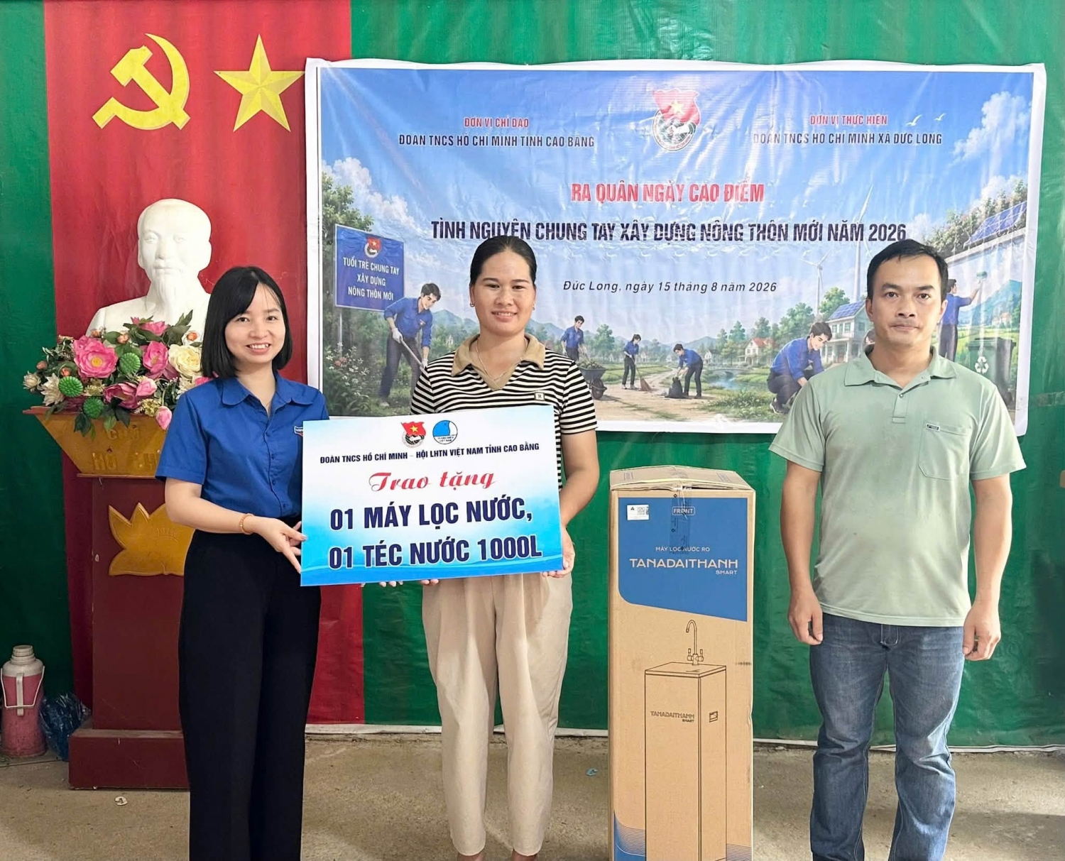 Ban Thường vụ Tỉnh Đoàn trao tặng xóm Bản Nhận 01 máy lọc nước và 01 téc đựng nước.