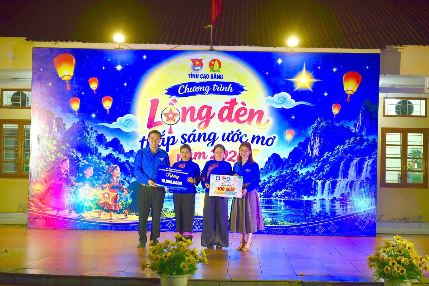 Trao tặng quà của Trường Đại học Kiến trúc Hà Nội cho Trung tâm Bảo trợ xã hội tỉnh.