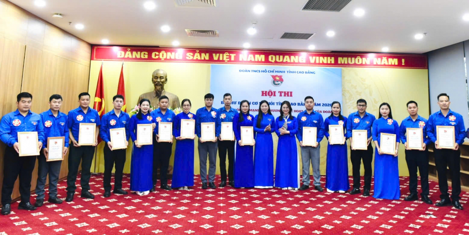BTC trao giấy chứng nhận cho 16 thí sinh tham gia Hội thi.
